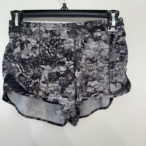 2.5 hotty hot lululemon short